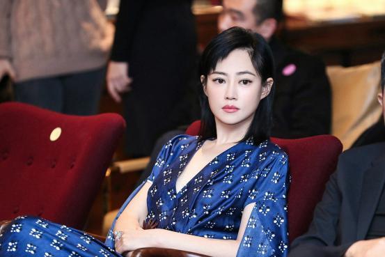 谭卓真是好真实的女人,平时出门衣服也没熨,裙子上的