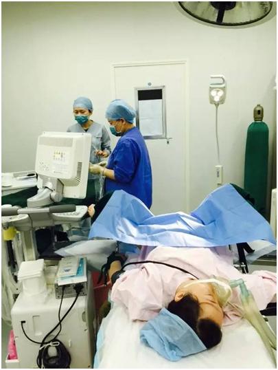 月28日,生殖中心的李培医生为邓女士进行取卵手术.