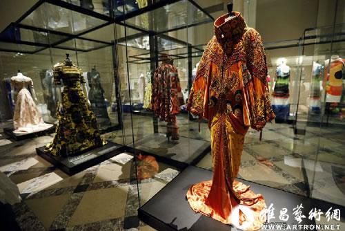 法国巴黎时尚博物馆展出克里斯汀-迪奥服装设计展