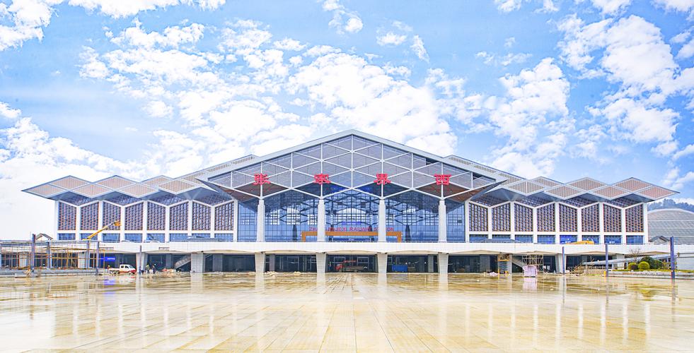 中建科工承建钢结构工程的黔张常铁路沿线第一大高铁站房张家界西站
