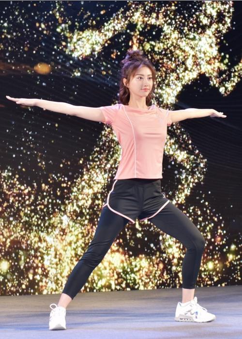 景甜广州秀身材谈"理想型"