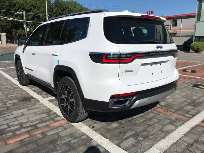 2022款大指挥官两驱豪华到店棕色内饰