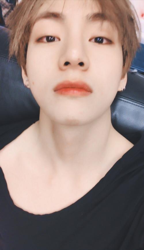 金泰亨自拍照片