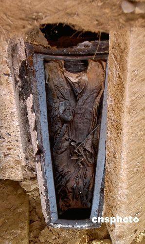 安庆一清代古墓挖出的240年前女尸,面容清晰可辨(资料图片); 棺内的一