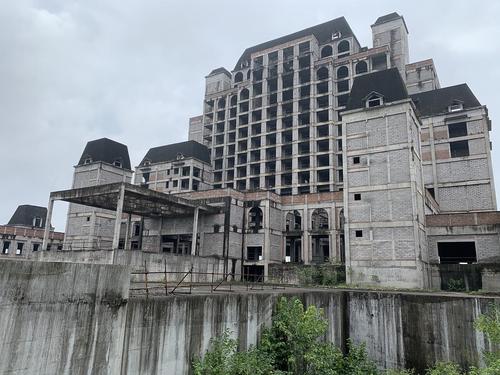 重庆 一个废弃的城堡式酒店烂尾楼