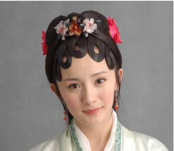 红楼梦让袭人日子不好过的女人不是晴雯而是一个更泼辣的女人