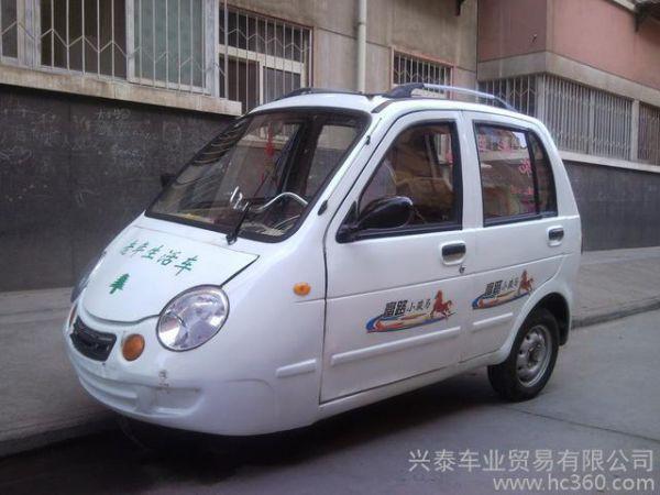 供应富路小骏马全封闭燃油三轮车 老年人休闲车 三轮客运车 残疾人车