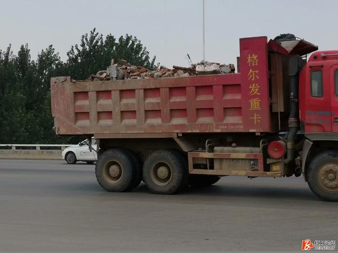 [二桥上飞沙走石] 渣土车无遮无盖公开运输建筑垃圾又