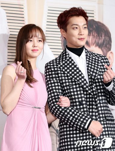 新月火剧radioromance开发布会尹斗俊金所炫手挽手频频比心组图