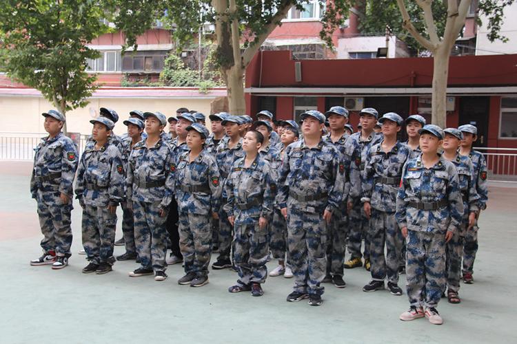 向国旗行注目礼