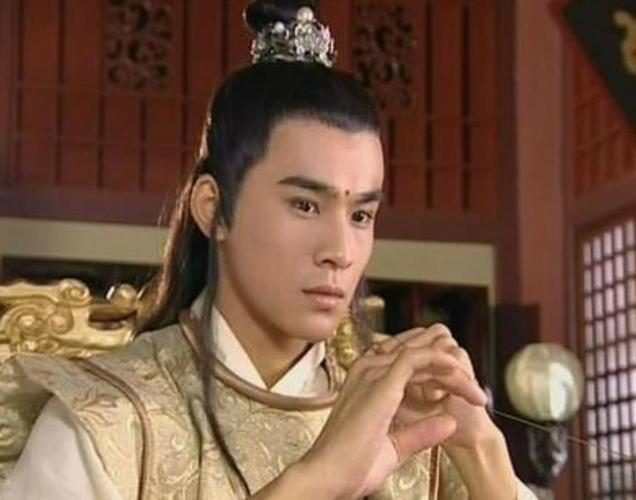 而乔振宇在里面饰演的赛华佗,因为外貌俊逸秀美所以真的是比女人还要