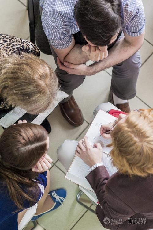 创意团队的人围坐在一起在四个工作br