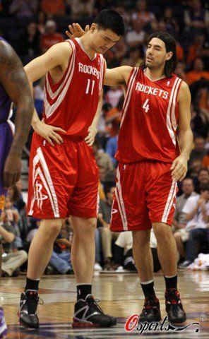 资料图:斯科拉在比赛中安慰姚明(点击查看更多图片)