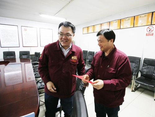 沙钢新闻 正文 在转炉炼钢厂,沈彬向黄永林一行送上了暖心的节日问候.