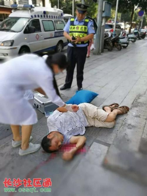 广西柳州中山东路一男子倒地脑浆都摔出来了 且血流如