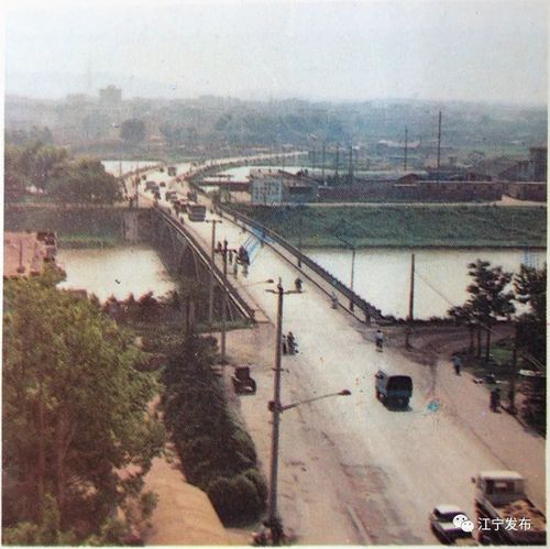 1990年的江宁县东山大桥,是联通省会南京的交通要道.