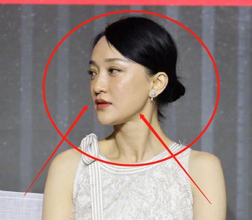 周迅亮相电影活动穿白裙侧坐优雅灵动生图却暴露46岁皮肤状态