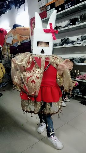 家长带着幼儿一起制作机器人服装,并可以将服装穿在身上展示