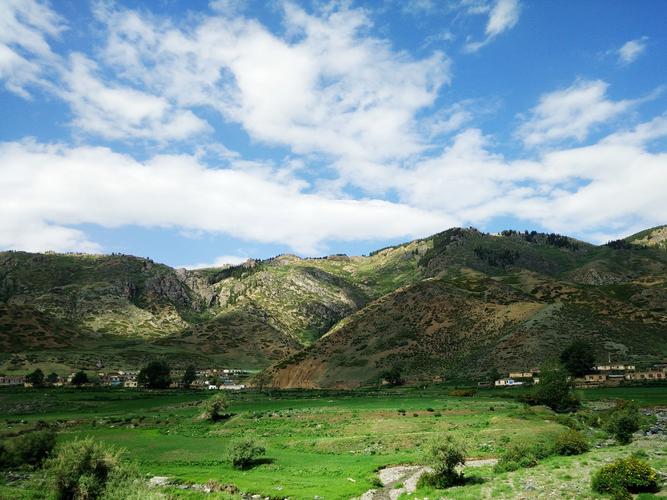 哈密白石头风景区
