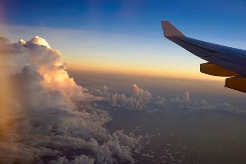 飞机上观日出太美了!