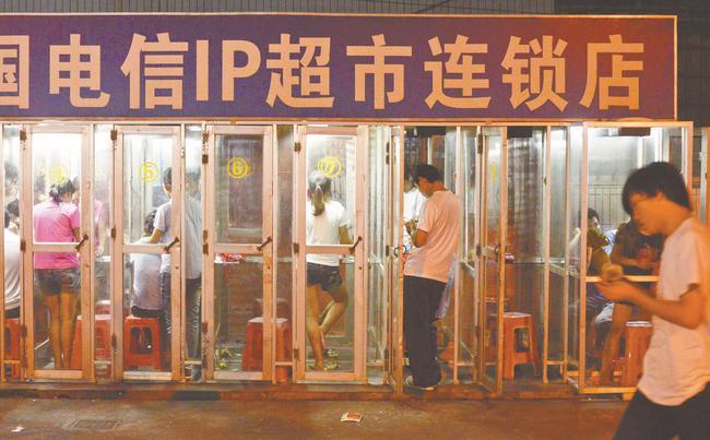 80后打工仔当年用街头的公用电话给家人报平安和女友煲电话粥