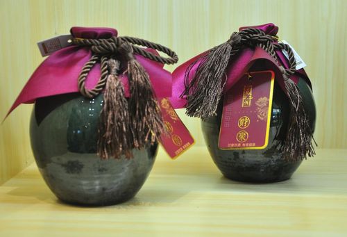 在水乡江南昆山,有以江南水而酿制的酒品,名曰:万三酒.