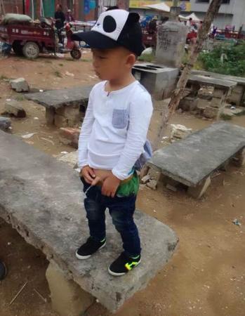 梦见小男孩小便