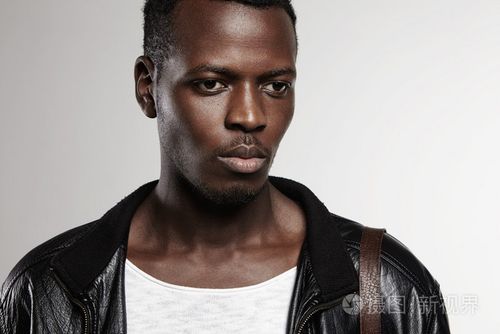 年轻英俊的时尚非洲男人穿着 t