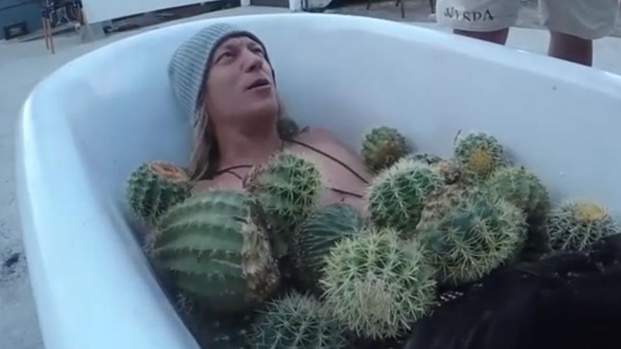 老外作死用仙人球泡澡,连着3桶倒下去,这感觉非同一般