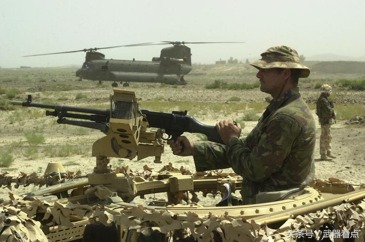 军事丨在伊拉克战争中英军人手一把通用机枪——高清相片!