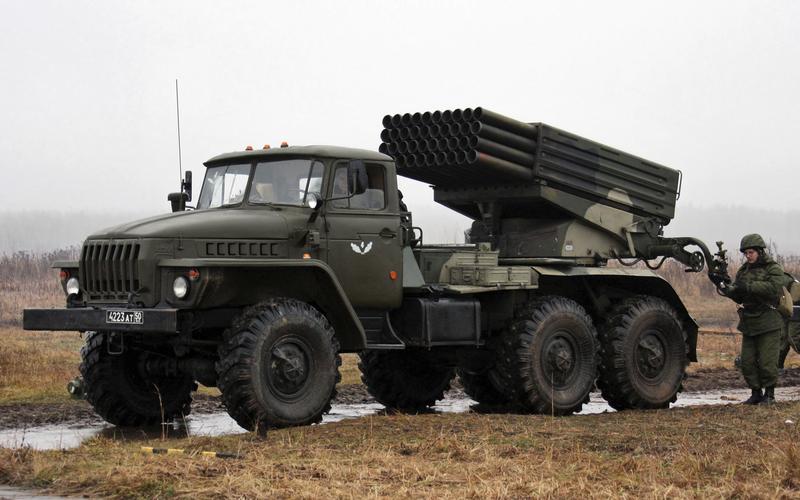 当20辆bm-21冰雹火箭炮齐射轰炸是什么画面,侦察直升机轰炸区上方航拍