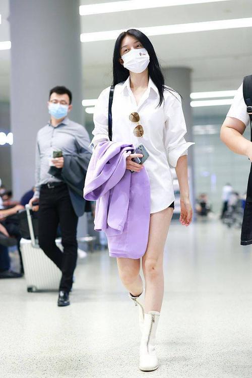 白色衬衫配短裤 傅菁秀细长美腿女神范十足