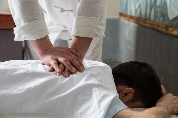 单人背部推拿 背部艾灸