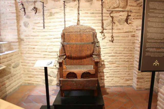 让人感到难以坐住,通常还在下面点火将铁椅子烤到一个可怕的烫伤热度