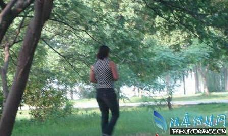 中年妇女公园揽客事件,公园里面的大爷大妈在干什么?