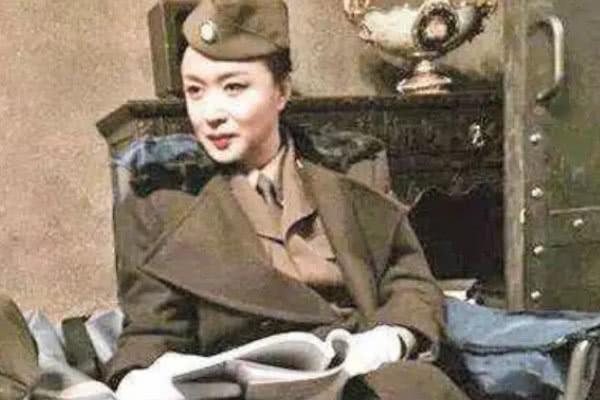金星变性前军装照曝光,长发飘飘从小帅到大,一时想不明白?