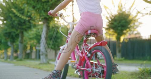 小女孩骑自行车_4096x2160_高清视频素材下载(编号:)