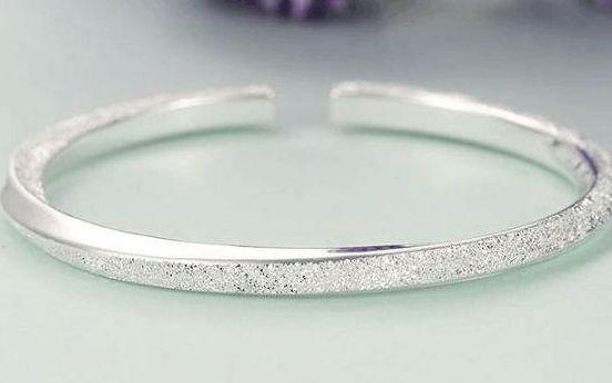 银手镯的作用和功效与作用银离子有很强的杀菌作用