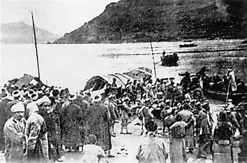 1949年11月底,中国人民解放军二野部队在涪陵横渡长江,进军重庆.