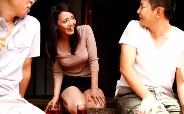 日本"姐弟恋"越来越流行,甚至有人嫁给儿子的同学?