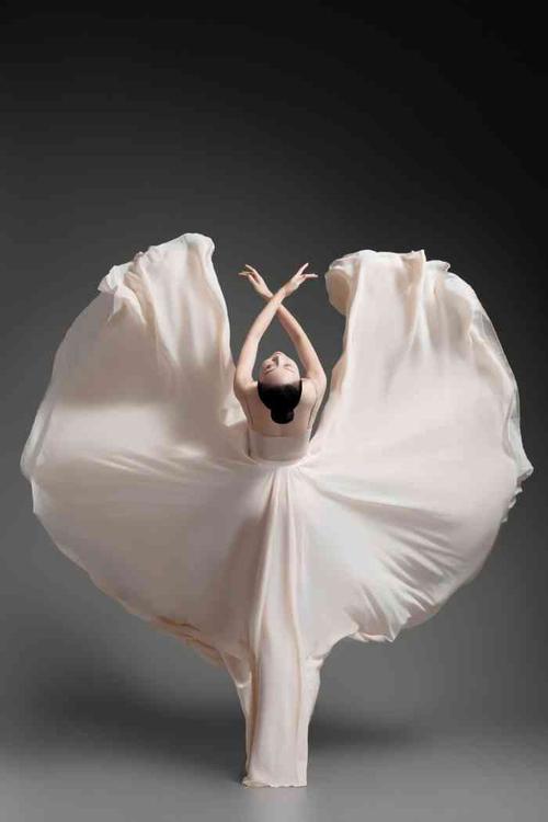 非常专业的摄影师石磊老师,抓住舞蹈美的瞬间,怎么舞动都非常美.