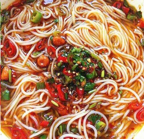 米线,高汤,辣椒油,鸡精,味精,胡椒,盐,香醋,香菜,葱花,花生米,白芝麻