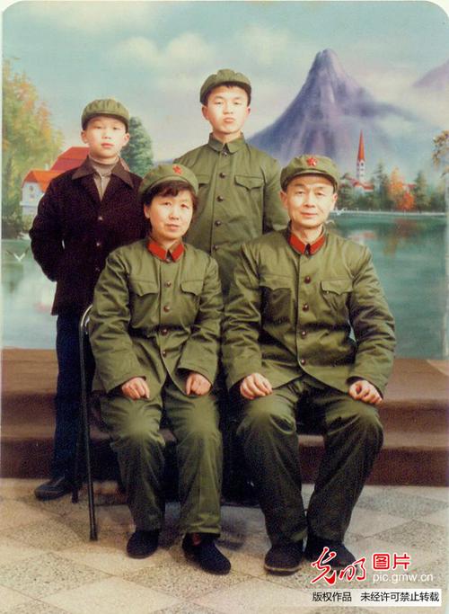 1984年2月2日,父母,弟弟和我的全家福,那时候一身绿军装最流行.