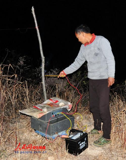 图为放电网嫌疑人周某某正在放电收设备时的情景