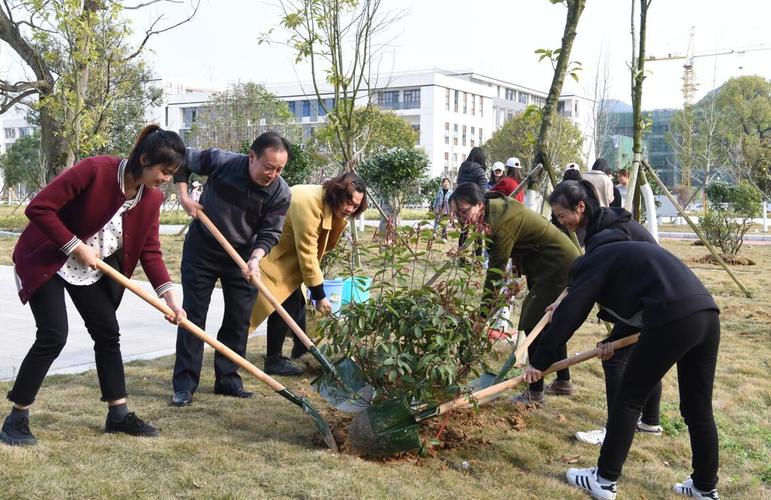 我系师生积极参加校园植树节活动