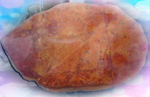 紫金石天然原石色彩鲜明,熠熠生辉,具有皇家气派,石体表面平坦凹凸,无