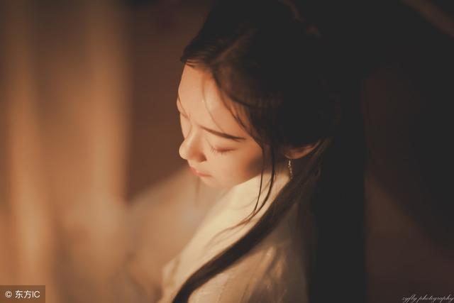 《思帝乡·云髻坠》   云髻坠,凤钗垂.   髻坠钗垂无力,枕函欹.