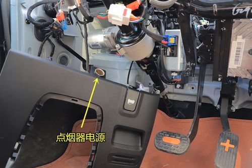 宏光miniev的点烟器电源在方向盘饰板下部,并且没有任何标注,如果不是