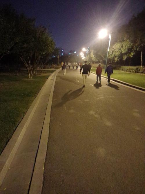大家说女生晚上自己在公园散步安全吗,其实公园人还是挺多的,看图