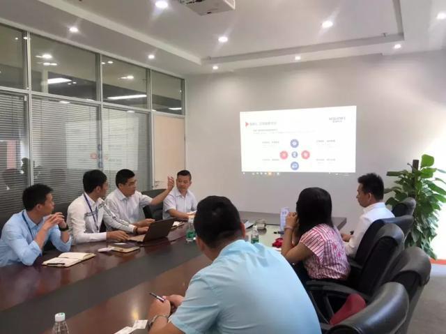 陈国辉先生一行(照片左排)在昊链科技公司天汇园区会议室进行了接待